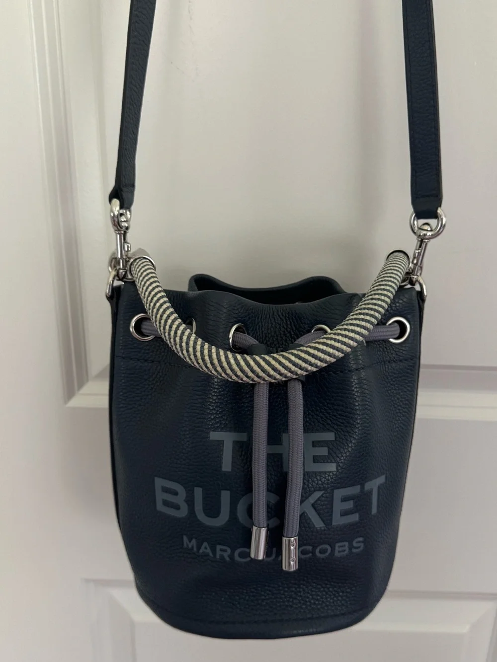 Marc Jacobs The Learher Bucket Bag - Picture 5 of 16